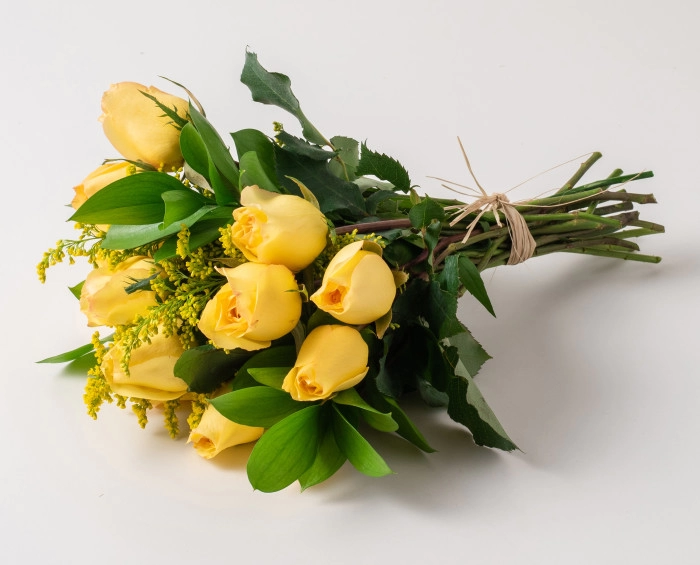Ramo de 15 Rosas Amarillas y Vino Tinto | Entrega de Isabela Flores