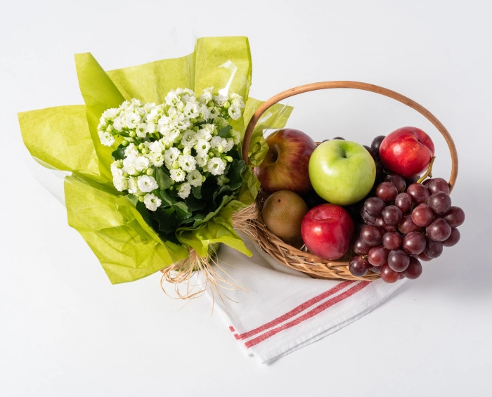 Cesta Pequena de Frutas e Flores